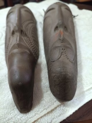 Dos máscaras de barro artesanales