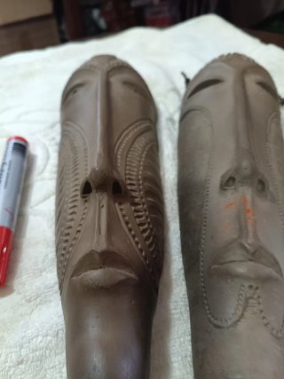 Dos máscaras de barro artesanales