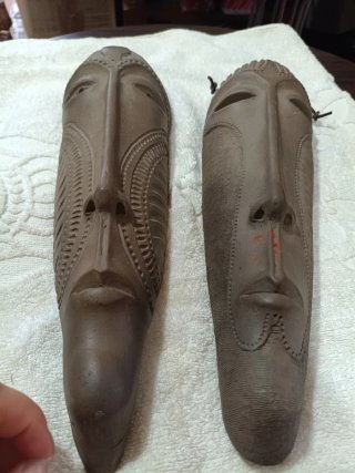 Dos máscaras de barro artesanales
