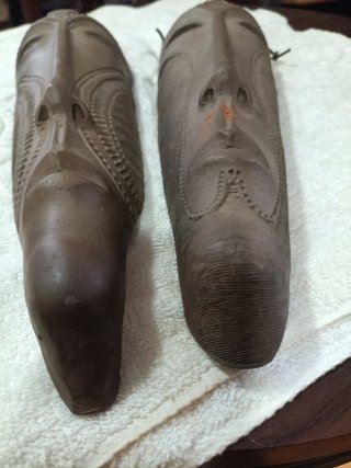 Dos máscaras de barro artesanales
