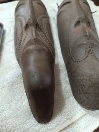 Dos máscaras de barro artesanales