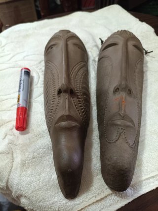 Dos máscaras de barro artesanales