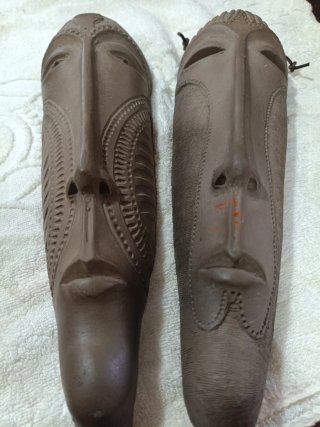 Dos máscaras de barro artesanales