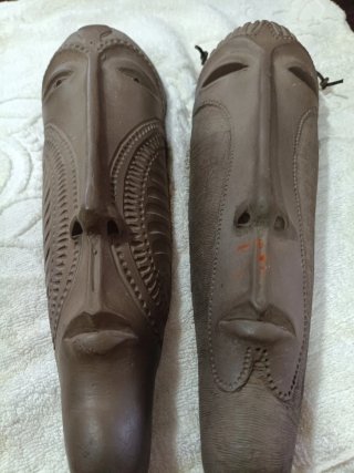 Dos máscaras de barro artesanales