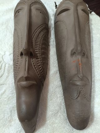 Dos máscaras de barro artesanales