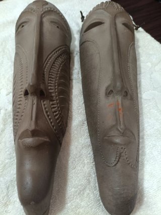 Dos máscaras de barro artesanales