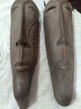 Dos máscaras de barro artesanales