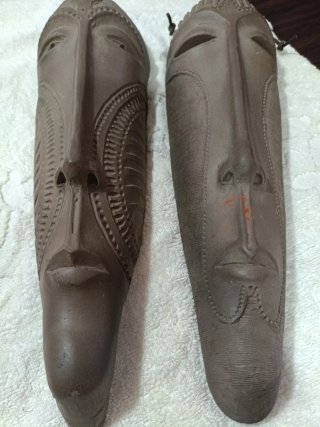 Dos máscaras de barro artesanales