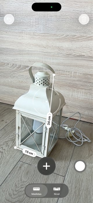 Lámpara de mesa vintage blanca. Farolillo