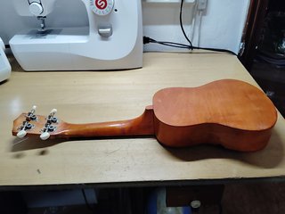 Ukelele rústico con flores