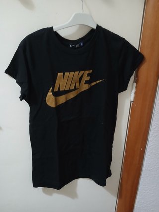 Camiseta Nike Negra y Dorada