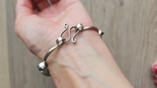 Pulsera artesanal boho con piedras