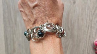 Pulsera artesanal boho con piedras