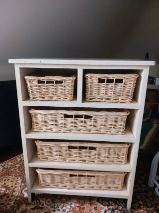 Mueble con cestos de mimbre