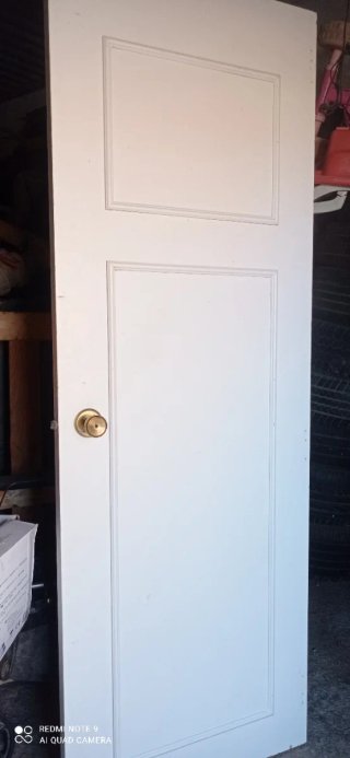 Puerta blanca con pomo dorado