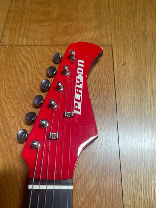 Guitarra infantil roja con amplificador