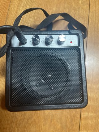 Guitarra infantil roja con amplificador