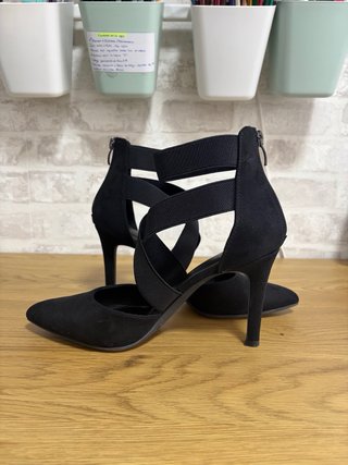 Zapatos de tacón negros con tiras