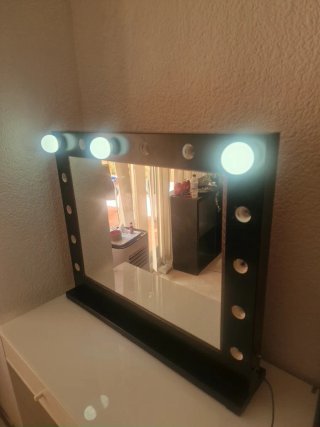Tocador con espejo y luces