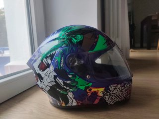 Casco de moto azul con diseño