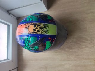 Casco de moto azul con diseño