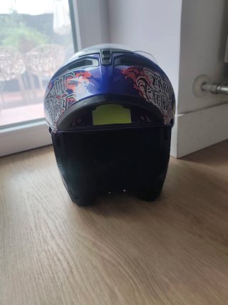 Casco de moto azul con diseño