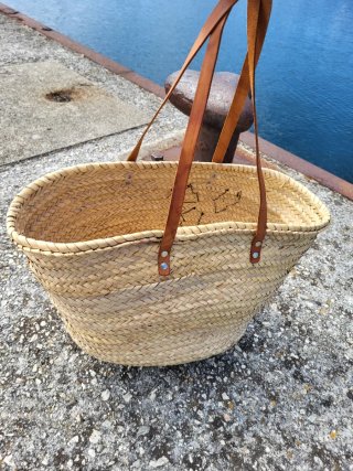 Capacho de mimbre con flores para playa