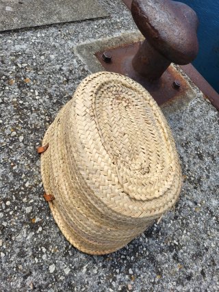 Capacho de mimbre con flores para playa