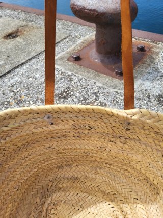 Capacho de mimbre con flores para playa