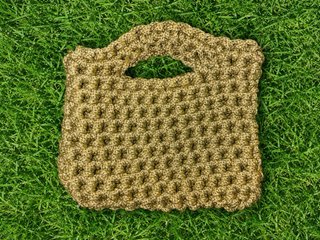 Bolso de crochet hecho a mano dorado