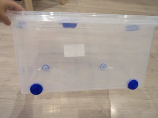 Caja de almacenamiento transparente con ruedas