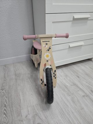 Bicicleta de madera sin pedales