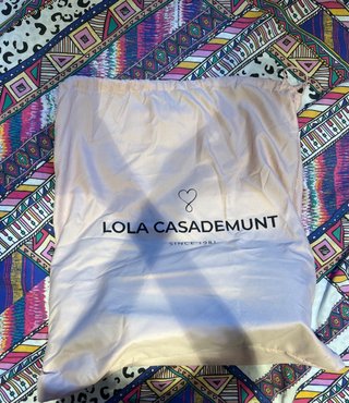 Bolso Lolacasdemunt plateado y neceser