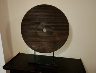 Mueble consola y escultura decorativa