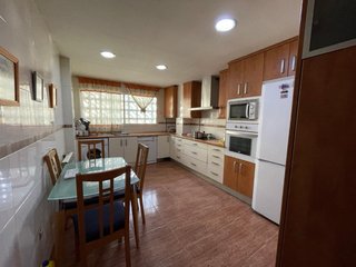 Alquiler de habitación, con baño privado . 2 chica