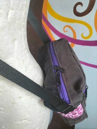 Bolsito negro y leopardo morado