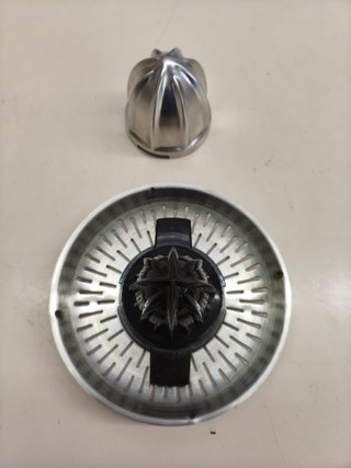 Exprimidor eléctrico de 60 W con 2 conos.