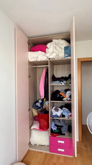 Armario ROS madera y rosa con cajones, perfecto.