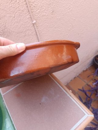 Cazuela de barro marrón
