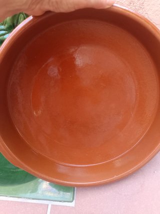 Cazuela de barro marrón