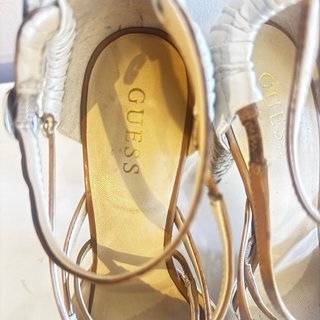 Sandalias marca Guess de Piel Blancas Talla 38