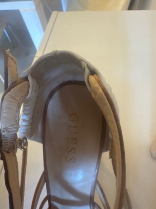 Sandalias marca Guess de Piel Blancas Talla 38
