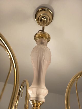 Lámpara de techo dorada y blanca