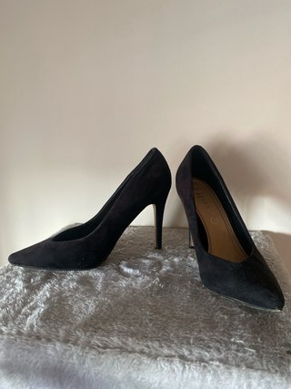 Zapatos de tacón negros de ante