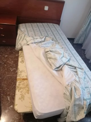 Camas y cabecero de madera