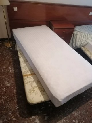 Camas y cabecero de madera