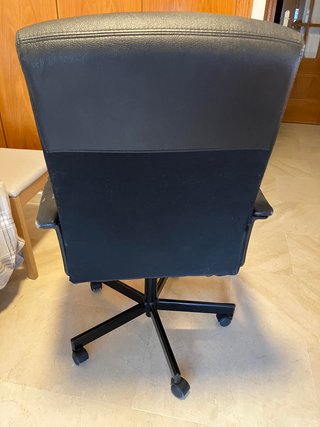 Sillón de oficina giratorio negro