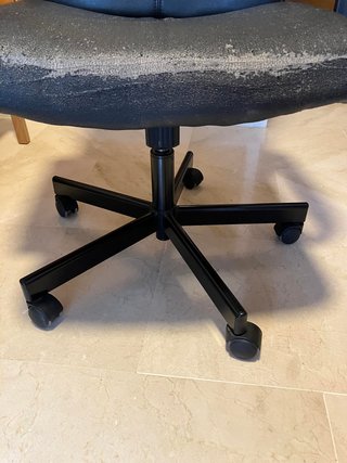 Sillón de oficina giratorio negro