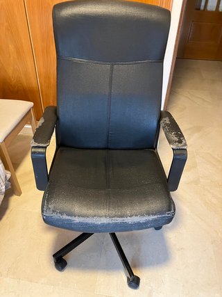 Sillón de oficina giratorio negro