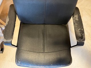Sillón de oficina giratorio negro